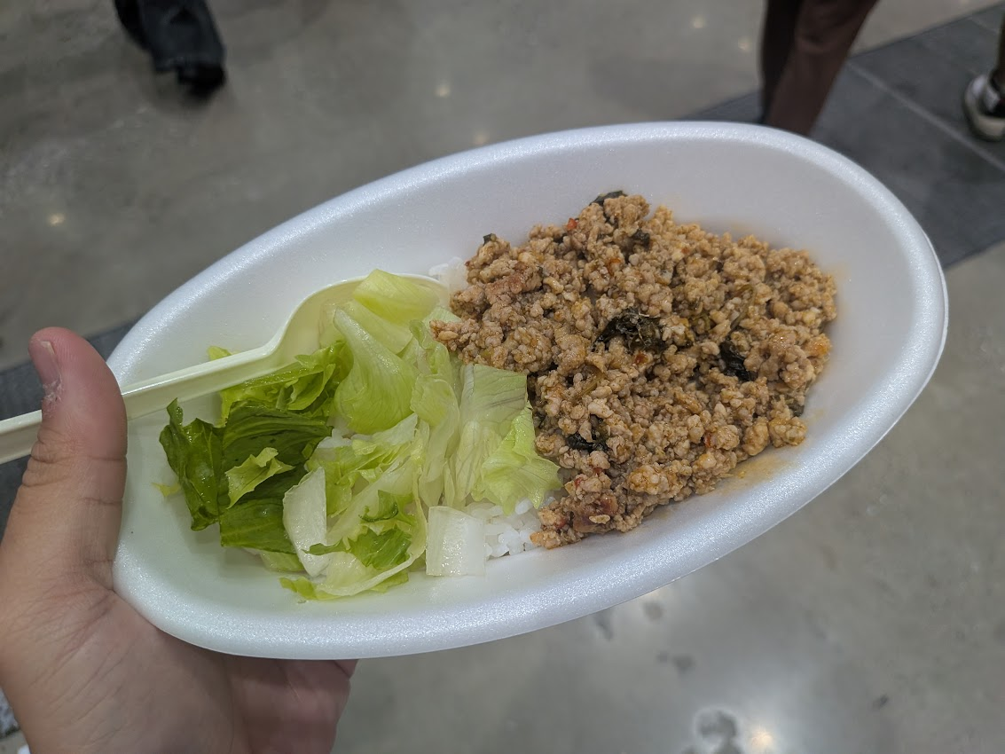 ในงานมีข้าวกะเพราด้วยแบบงงๆ