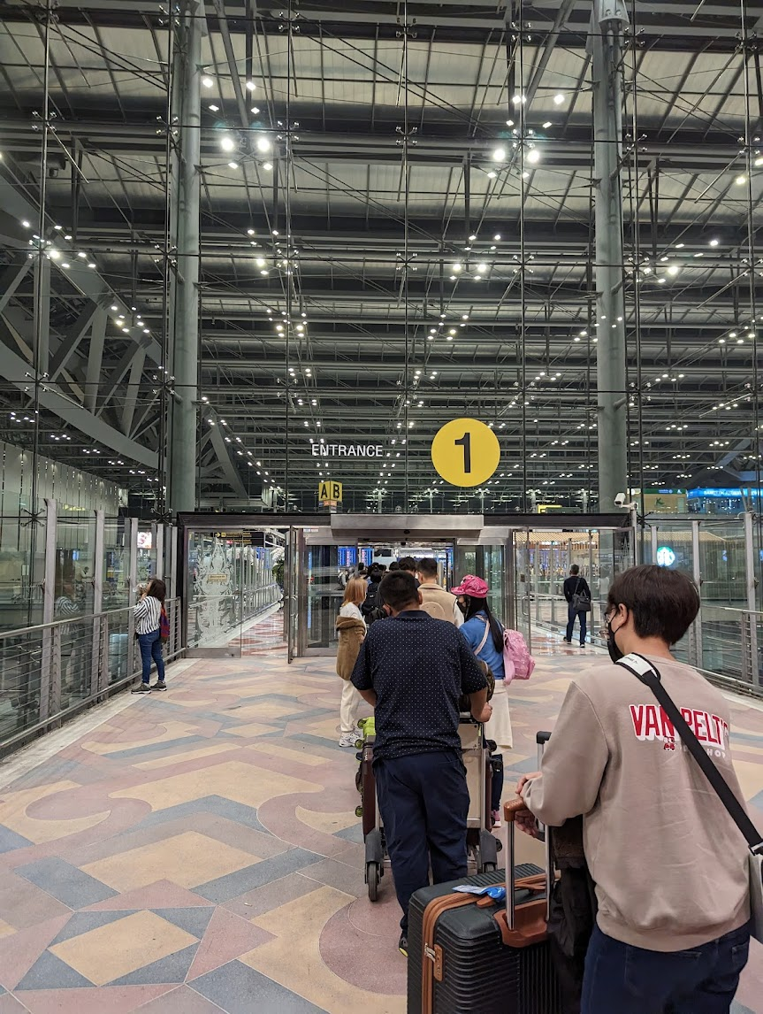 แถวเช็คอินยาวออกมาข้างนอก ทุกคนคงจะคิดถึงญี่ปุ่นกันจริงๆ